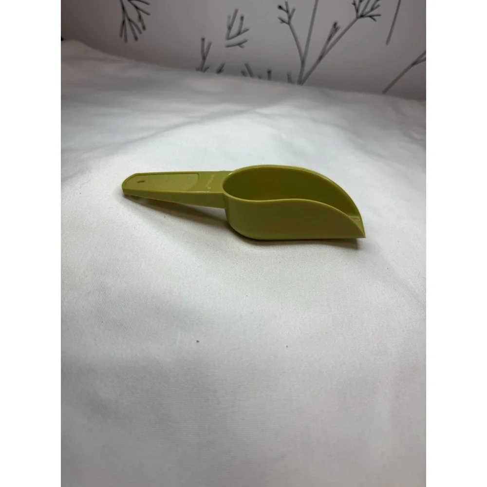 VTG‎ Tupperware Measuring Cup Set 3pc Beige Green Plastic 1/2 & 1/3 Cup w/ Scoop